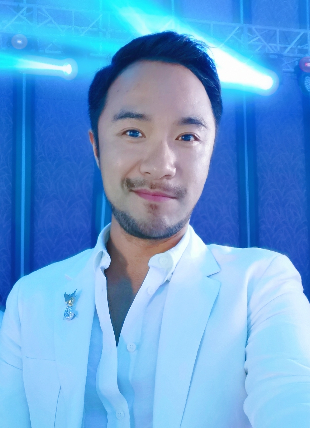 2019国际潜水小姐总导演郭明翔佩戴viviliao设计胸针