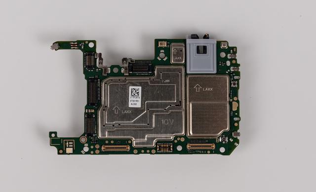 主板的集成度非常高,芯片上方都有防护罩;3.