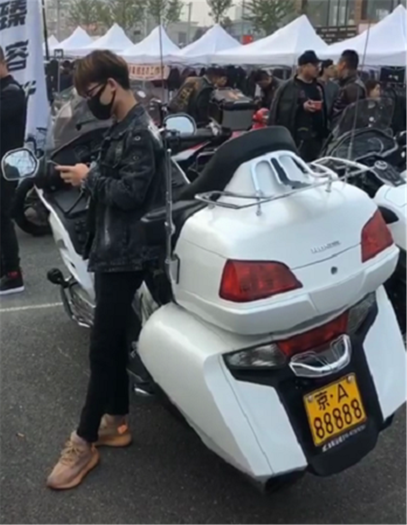 京a牌本田金翼gl1800,排量1832cc,车牌号5个8,车主还是90后