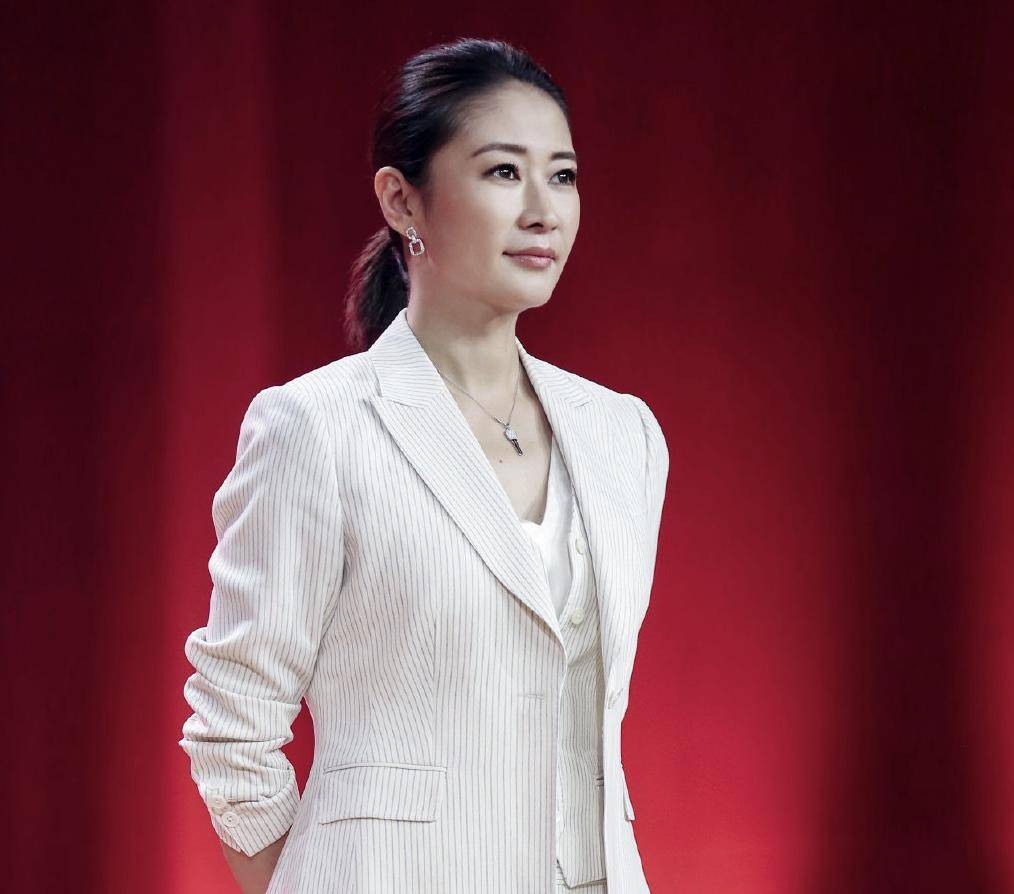 努力撕掉管虎老婆标签,梁静回归舞台首战失利,演技饱受质疑?|梁静|管