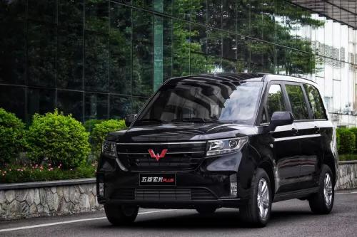 五菱宏光Plus上市,打造最强性价比MPV!搭载1.5T+6MT仅售6.5万!