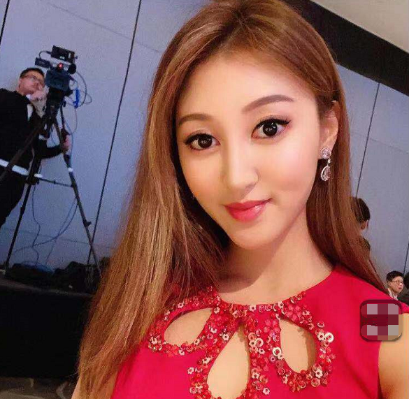 28岁何艳娟一身名牌亮相晚宴,虽已结束"爷孙恋",生活依旧精彩