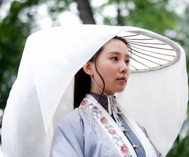 古装女星戴斗笠,赵丽颖像小仙童,杨幂淡雅出尘,最后一位美如画