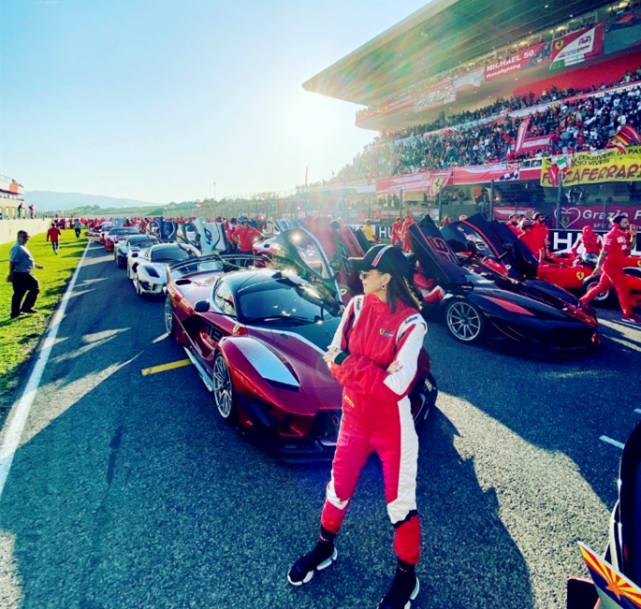 林志颖娇妻与法拉利合影腿长惊人把赛车写成塞车被嫌没文化