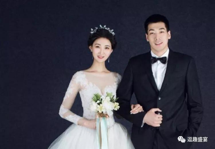 中国男篮29岁名将儿子满月了,娇妻一袭红裙更显优雅