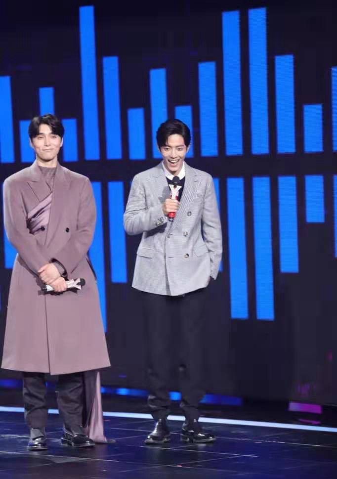 183cm肖战同台184cm阿云嘎,一个搭西装帅气,一个穿大衣气场足!