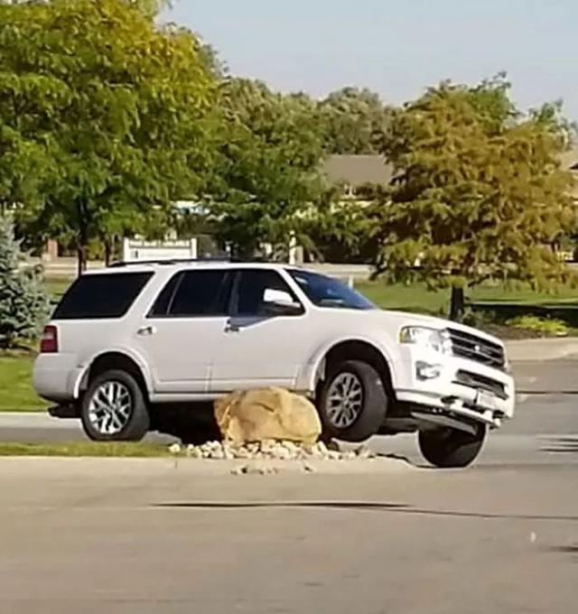 在路边放了块大石头提醒司机,结果司机们还是争先恐后骑上去-新浪汽车