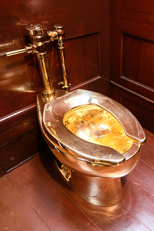 丘吉尔故居展出的18k金马桶"美国"被盗 价值900万元