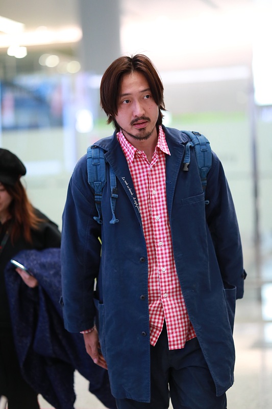 王传君现身机场 留长头发络腮胡文艺气质尽显 抿嘴瞪眼别样可爱