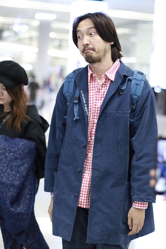 王传君现身机场 留长头发络腮胡文艺气质尽显 抿嘴瞪眼别样可爱