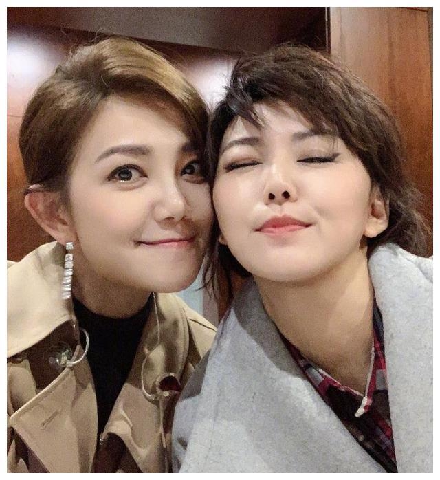 孙燕姿梁静茹罕见同框,两位天后表情不断超可爱,皮肤水润不见老