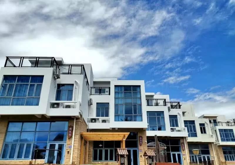 老家南安的馆主带领着一帮会员已经在这里转了一天,游海滩,狂古城,看