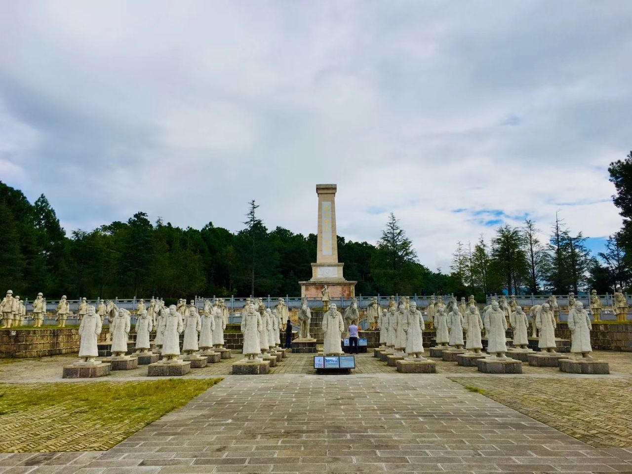 龙陵松山山地自行车速降赛:巍巍松山上演速度与激情