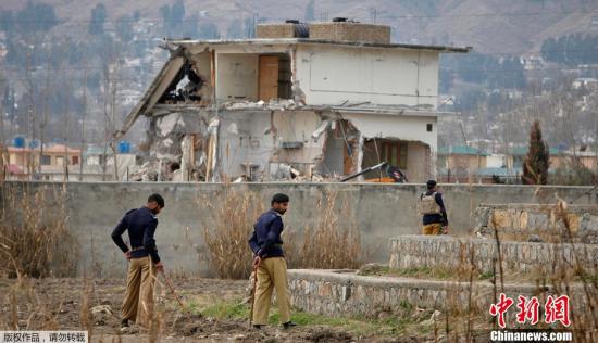 资料图：2012年，巴基斯坦当局动用推土机，拆除位于阿伯塔巴德市的“基地”组织前领导人本·拉登生前最后的藏身住所。