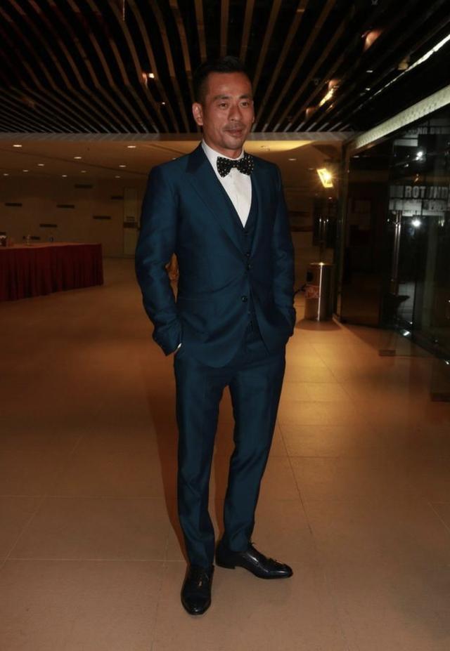 洗米华为39岁陈慧玲提前庆生晒全家福,携周柏豪共吻洗米嫂秀亲情