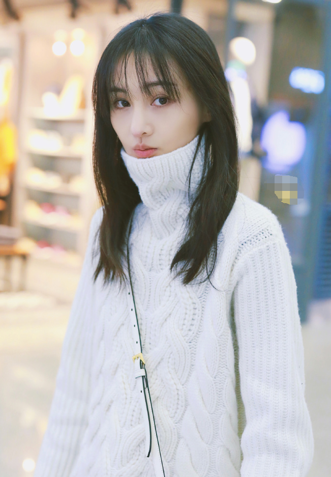 郑爽最新街拍曝光,标志的身材完美的穿搭,赚足了回头率