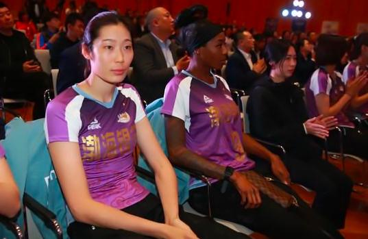 朱婷亮相天津女排引尴尬!球衣不合身连号码都没,球迷吐槽俱乐部