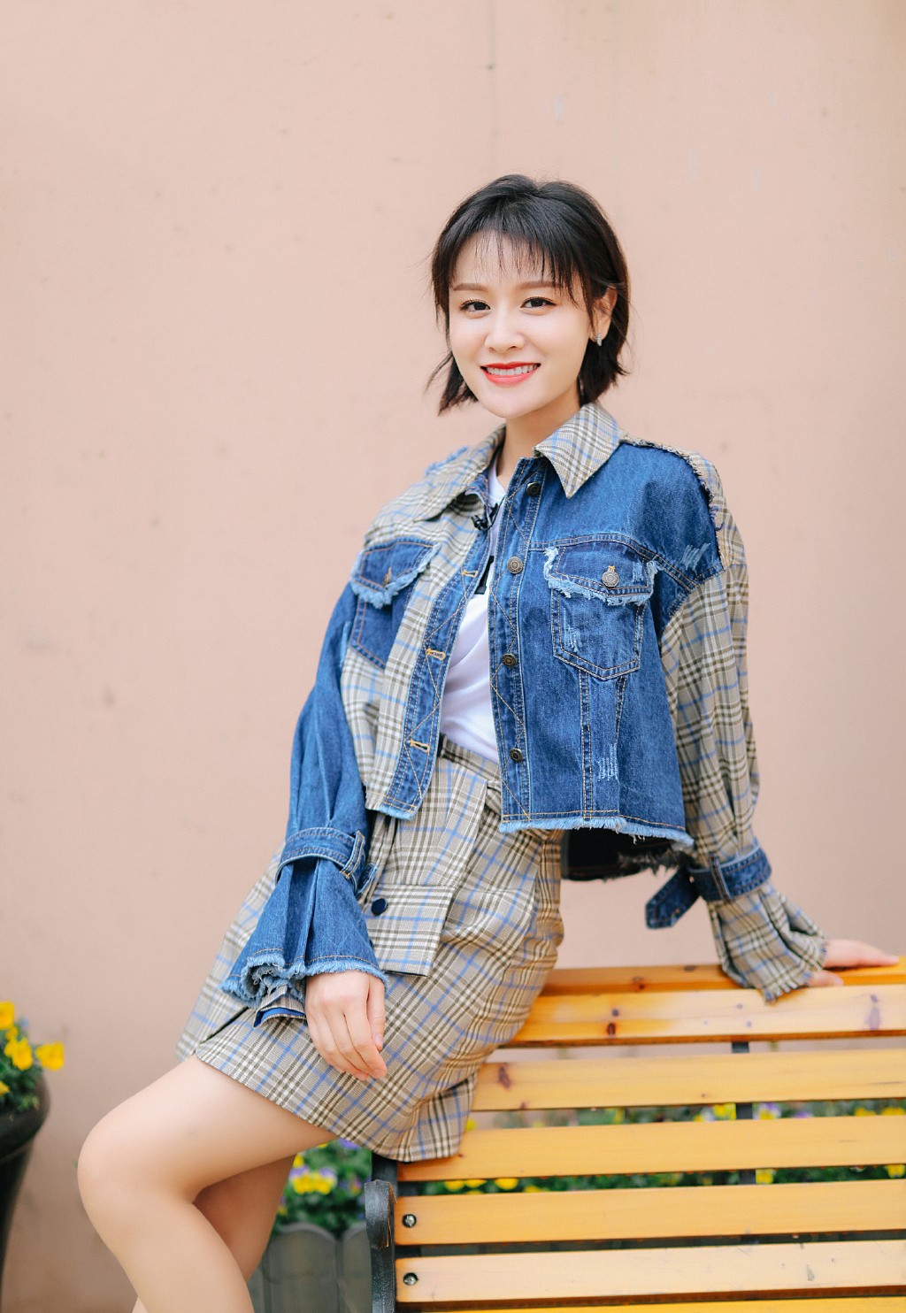 她出道两年便嫁奥运冠军,今穿红色荷叶边连衣裙,35岁依旧少女