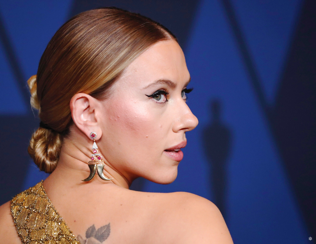 寡姐斯嘉丽约翰逊现身奥斯卡露背装走上红毯转身太惊艳