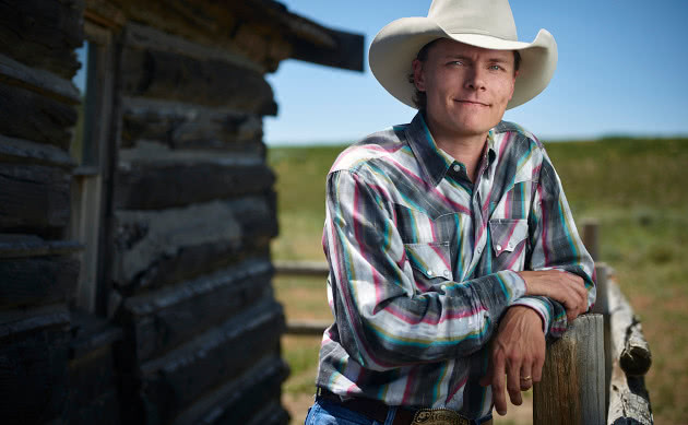 42岁美国男歌手2岁女儿意外窒息去世 一个月前刚过完生日