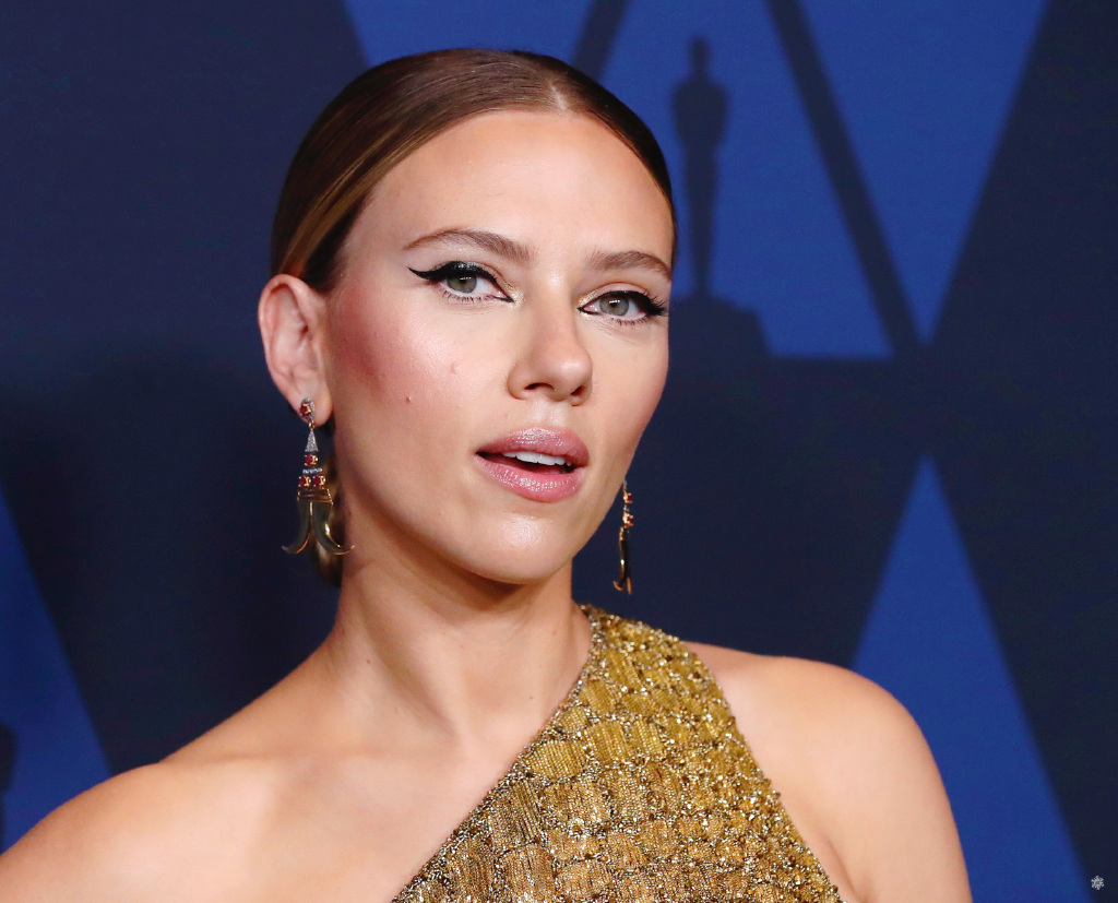 寡姐斯嘉丽约翰逊现身奥斯卡露背装走上红毯转身太惊艳