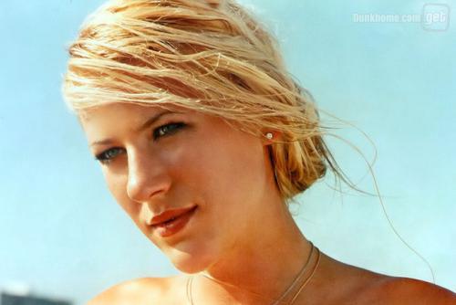 众多女性爱慕者,而最为出名的就是澳大利亚著名篮球运动员劳伦杰克逊