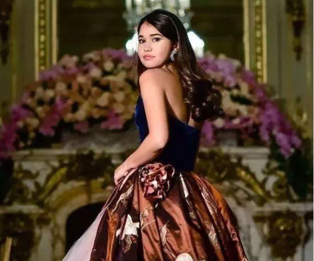 angel,爸爸是香港盈科地产总裁,妈妈是女演员梁婉静.