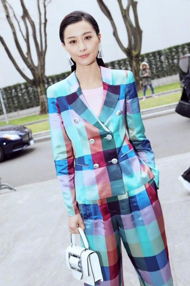 冲上云霄2》是香港很著名的一部影视剧,陈法拉在剧中饰演女主"何年希"