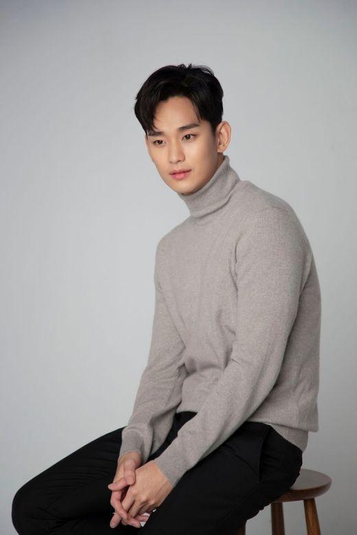 金秀贤拍秋季写真花絮公开 侧颜俊朗气质佳