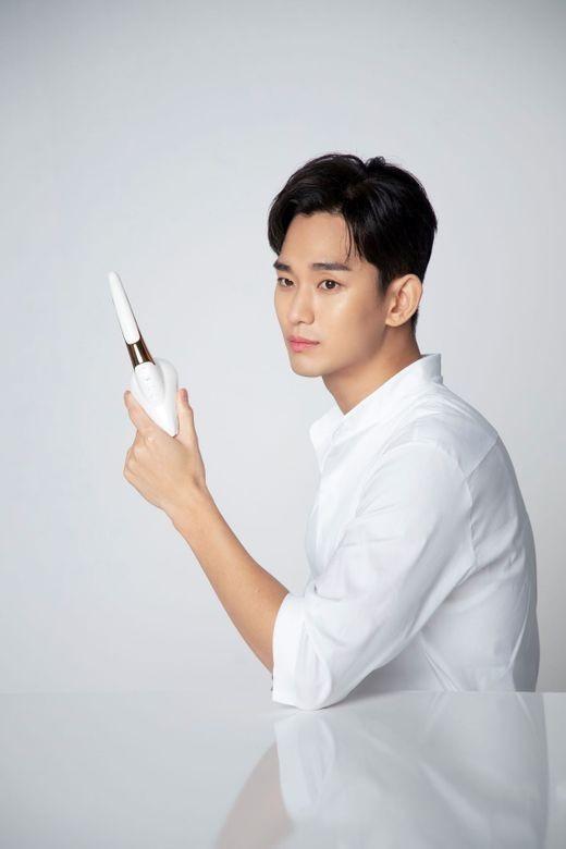 金秀贤拍秋季写真花絮公开 侧颜俊朗气质佳