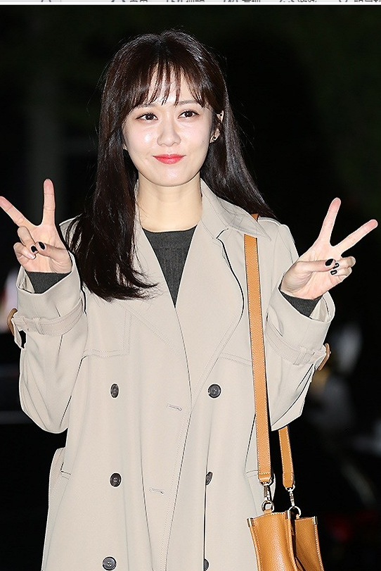 张娜拉身穿卡其色长款风衣搭配牛仔裤气质又清新优雅又大气