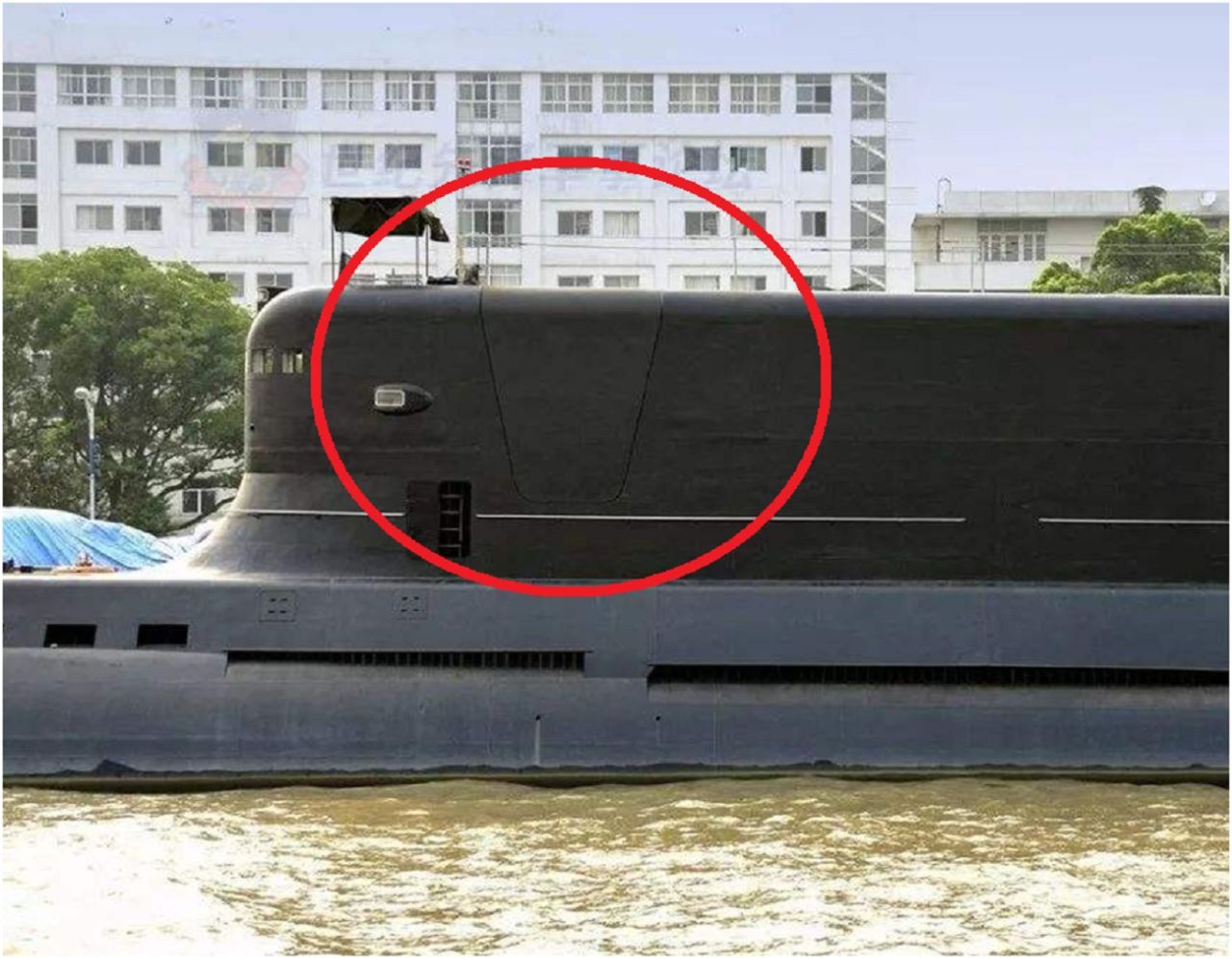 深海世界危机多,潜艇在水下被击毁,官兵该如何逃生,拯救自己?