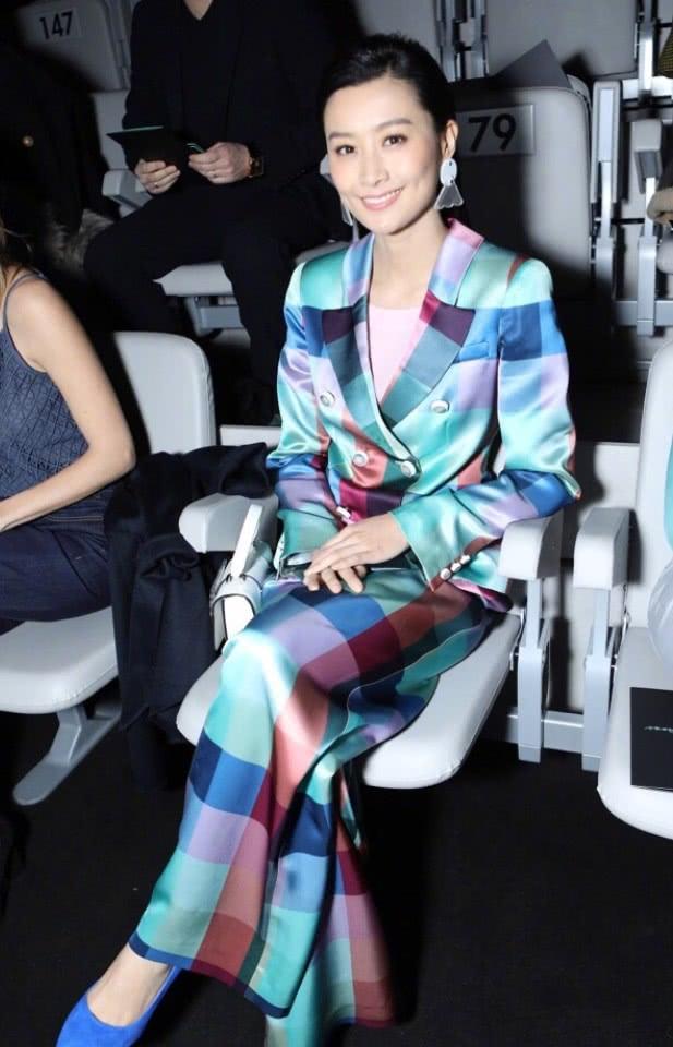 冲上云霄2女主时隔6年身穿彩色格纹西装尽显帅气时髦感