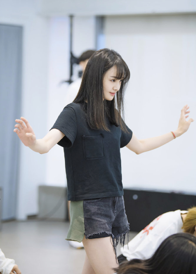 郑爽排练舞蹈,黑色t恤 牛仔短裤,大长腿很吸睛