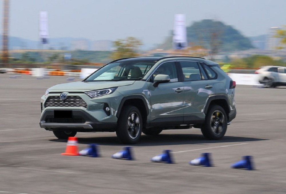 家用先从安全出发，手抓18万预算，新RAV4和欧蓝德怎么选？