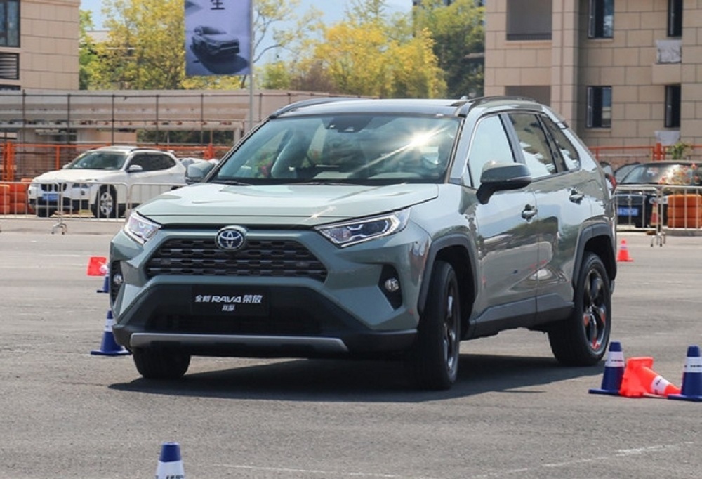 家用先从安全出发，手抓18万预算，新RAV4和欧蓝德怎么选？