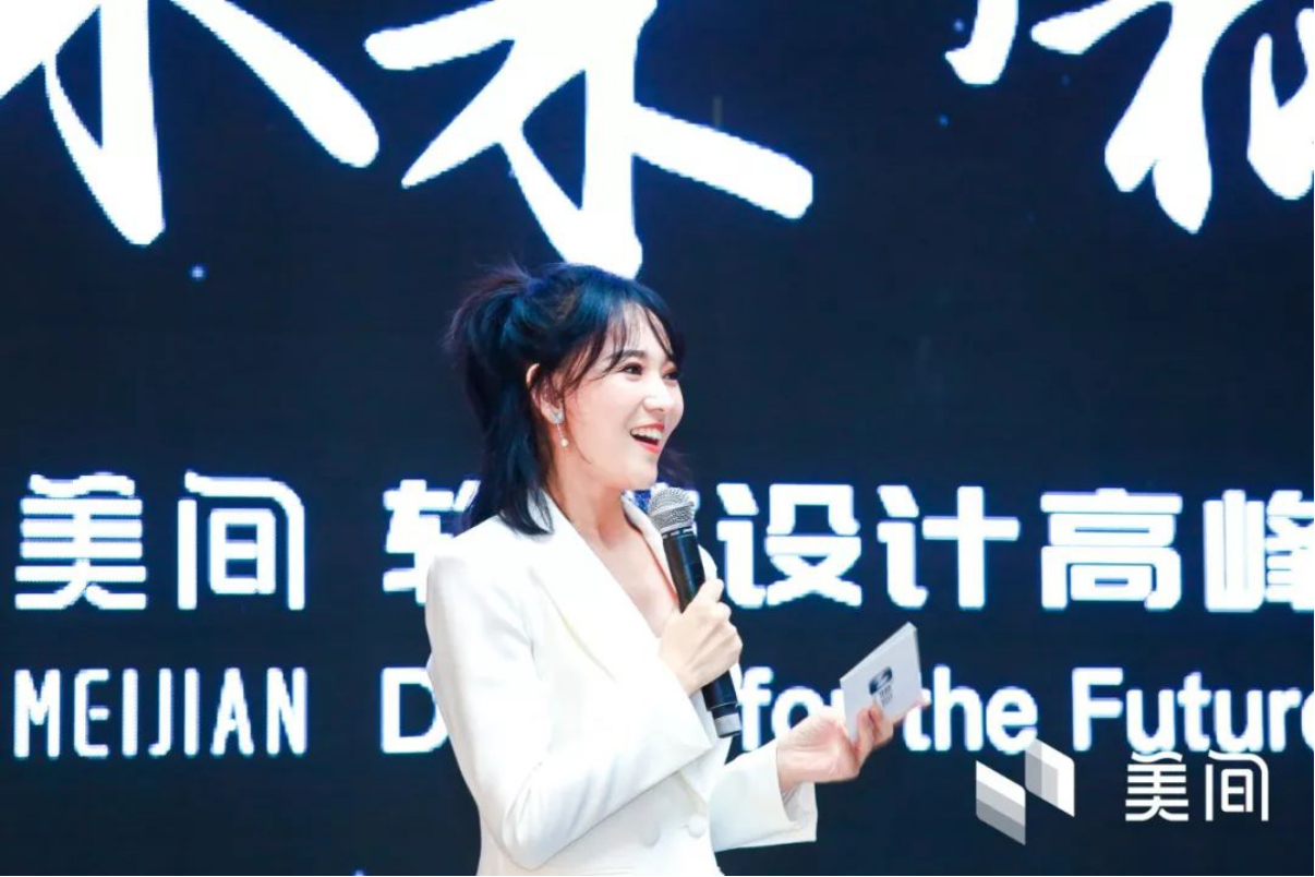 浙江卫视主持人亚丽在现场主持