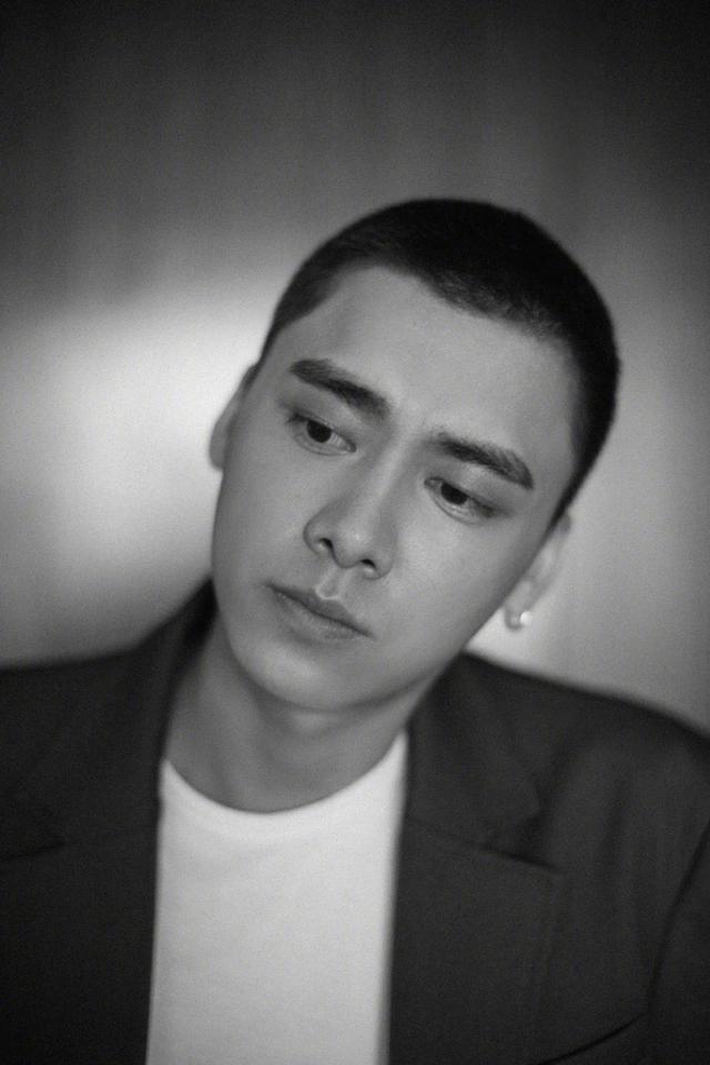 然而没过多久,一张华晨宇为青岛啤酒代言的海报曝光,之前还是2毫米贴