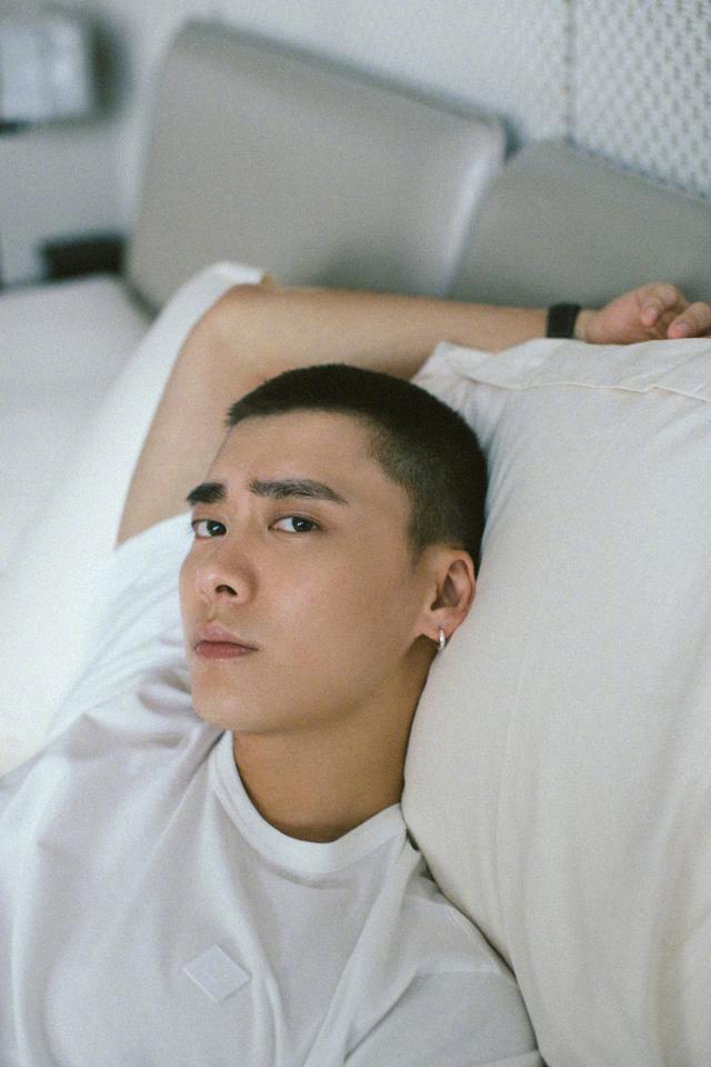 不过从二位的发型上可以看出,二人的头型和发质发量都不错,也就是网友