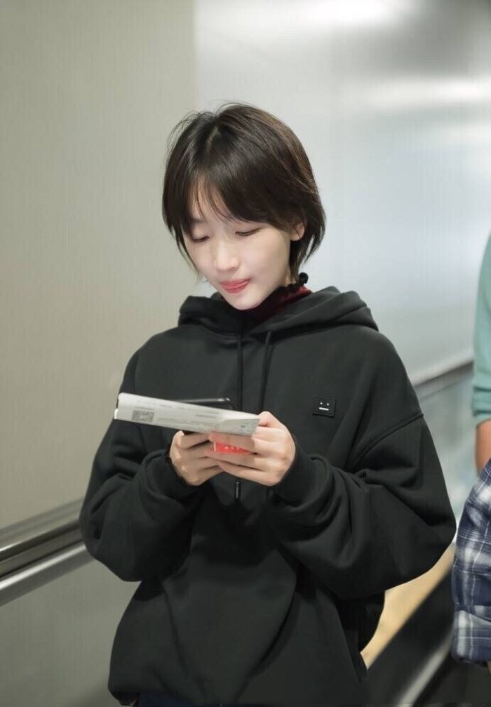 周冬雨的完美逆袭无论是寸头还是短发都是那个时髦精致的女孩