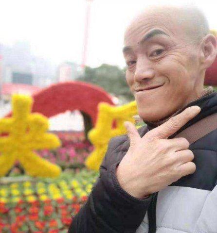 52岁"光头强"成过气网红,生活质量大打折扣,嫩妻和他离婚