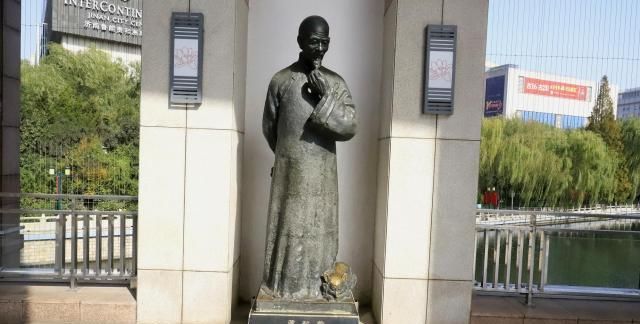 为记念山东历史名人,他们的塑像在济南广场,亭亭玉立