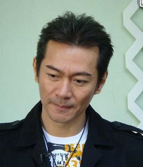 57岁江华近照曝光,牵妻子小手俨然好男人做派,27年依旧甜蜜