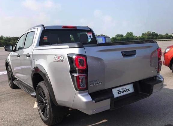 2020款五十铃dmax,硬派皮卡车轴距为3095mm3.0t柴油机450牛米