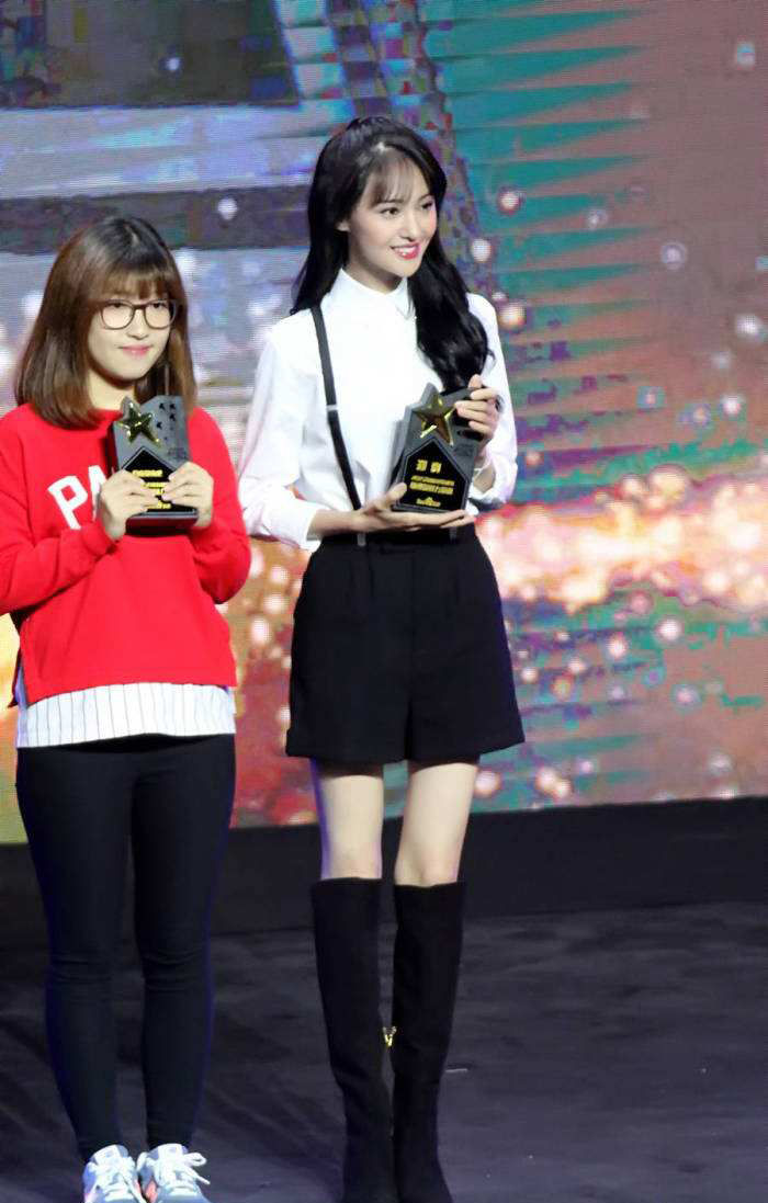 郑爽私服走少女风了,白色毛衣 空气刘海,美回18岁"楚雨荨"