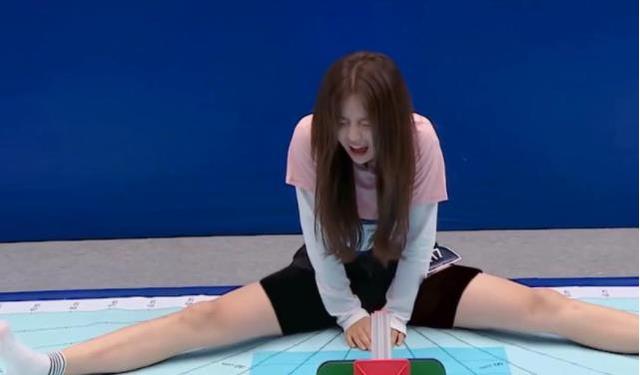 杨超越体测劈叉时,从一脸平静到面容扭曲,这表情让评委都笑场了