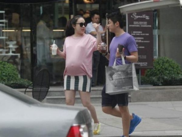 唐嫣晒照秀美腿,准妈妈不显孕肚状态佳,女明