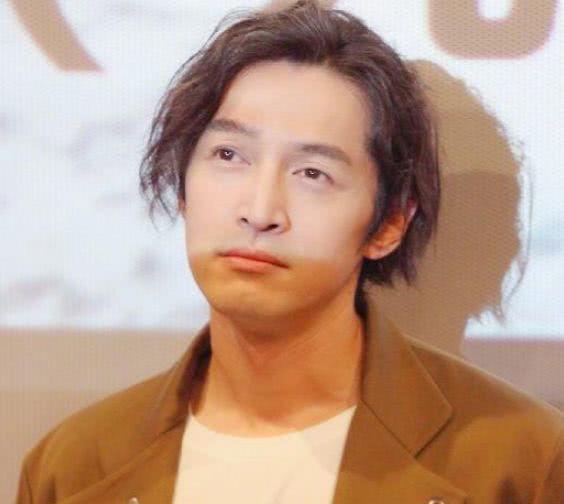 胡歌长发造型亮相,魅力由内而发,和朱一龙一样没驾驭不了的发型