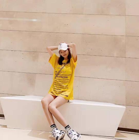 "腾讯nba女主播小七球衣写真,身材性感纤细,大长腿抢镜"