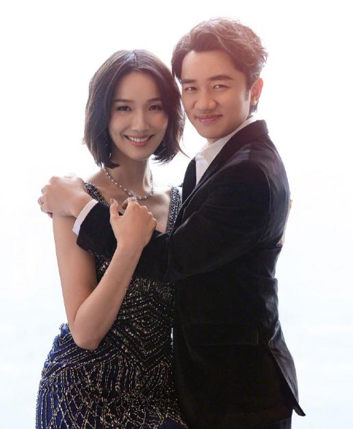 王祖蓝跟老婆拍写真李亚男全程下蹲靠老公胸口两人相拥很甜蜜